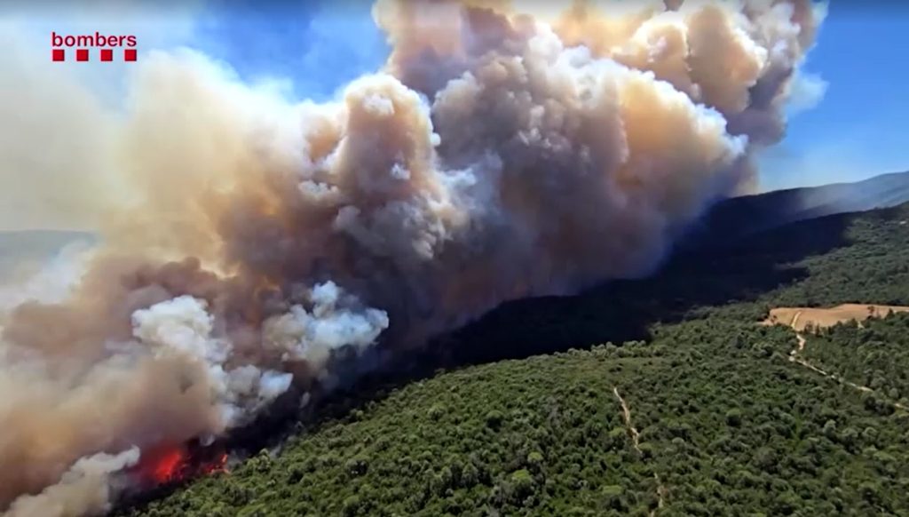 Incêndio florestal atinge Costa Brava e leva a confinamento de cidades turísticas na Espanha